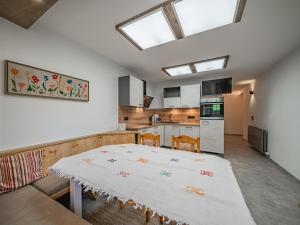 eine Küche mit einem großen weißen Tisch in einem Zimmer in der Unterkunft Penningberg Top 1 in Hopfgarten im Brixental