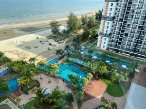 uma vista aérea de um resort com uma praia em Timur Bay by Dream View Studio em Kuantan