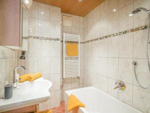 łazienka z wanną, umywalką i prysznicem w obiekcie Troadstadl XL w mieście Westendorf +14 zdjęć