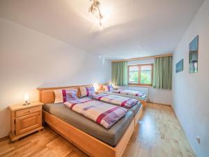 1 dormitorio con 1 cama grande y mesita de noche en Josef Top 2, en Westendorf
