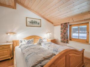 A bed or beds in a room at Weberhof Top 5