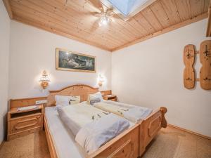 A bed or beds in a room at Weberhof Top 5