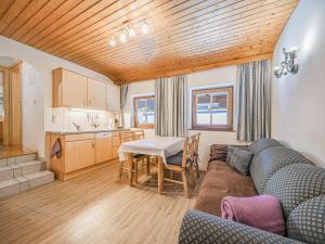 A kitchen or kitchenette at Weberhof Top 5