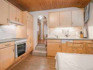 A kitchen or kitchenette at Weberhof Top 5