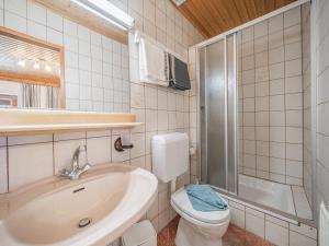 A bathroom at Weberhof Top 5