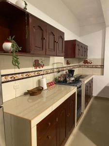 uma cozinha com armários de madeira e uma bancada em Santa Lucía Suite Hotel em Chachapoyas