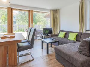uma sala de estar com um sofá e uma mesa em Haus Jöchl Top 2 em Sankt Johann in Tirol