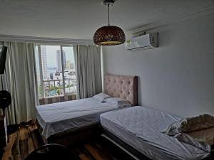 En eller flere senger på et rom på "LOW COST" Conquistador-Laguito