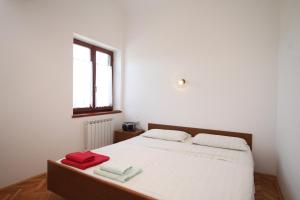 Postel nebo postele na pokoji v ubytování Apartments by the sea Nevidjane, Pasman - 8273