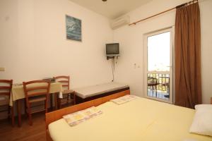 Giường trong phòng chung tại Studio Cavtat 8576b