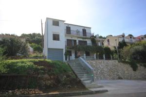 una casa bianca con le scale di fronte di Apartments with a parking space Vis - 8448 a Vis