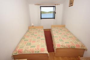Posteľ alebo postele v izbe v ubytovaní Apartments with parking spaces Vis - 8448