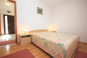 Posteľ alebo postele v izbe v ubytovaní Apartments with parking spaces Vis - 8448