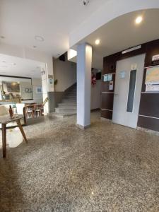 un hall vide avec un escalier et une table dans l'établissement Hotel Albamar, à Mar del Plata