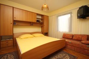 1 dormitorio con 1 cama grande y 1 sofá en Apartments by the sea Okrug Gornji, Ciovo - 8663 en Trogir