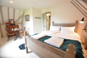 ein Schlafzimmer mit einem großen Bett in einem Zimmer in der Unterkunft The Gig House, Stowupland in Stowmarket