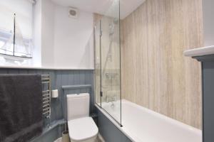 Sea Green Cottage, Walberswick في والبيرسويك: حمام مع حوض استحمام ومرحاض ودش +20 صورة