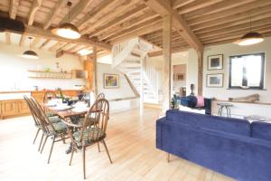 - un salon avec un canapé bleu et une table dans l'établissement Fishpond House, Sotherton, à Sotherton