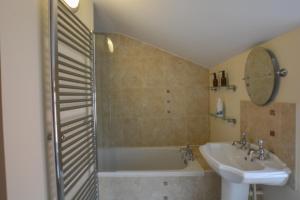 ein Badezimmer mit Dusche, Waschbecken und Badewanne in der Unterkunft Chapel Cottage, Newbourne in Newbourn + 20 Fotos
