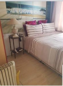 um quarto com uma cama e uma mesa com um candeeiro em Marahanata Jadwin 1Beautifull 1 Bedroom Flat em Londres