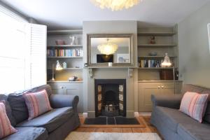サウスウォルドにある15 Victoria Street, Southwoldの2つのソファと暖炉のあるリビングルーム