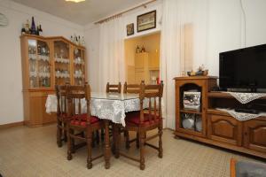 jadalnia ze stołem i krzesłami oraz telewizorem w obiekcie Apartments by the sea Tkon, Pasman - 341 w mieście Tkon