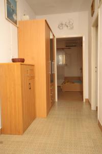 Postel nebo postele na pokoji v ubytování Apartments by the sea Tkon, Pasman - 341
