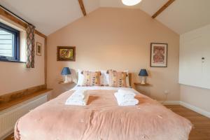 ein Schlafzimmer mit einem großen Bett mit Handtüchern darauf in der Unterkunft Onna's Stable, Sotherton in Sotherton