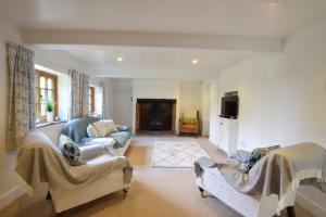 a living room with two couches and a tv at Skelder, Parham in Parham