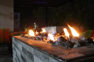 a large fire pit with lots of fire in it at Nueva, Moderna casa en Silvania con Jacuzzi in Silvania