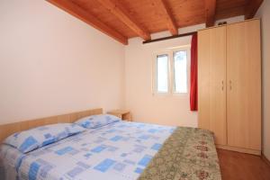 ein weißes Schlafzimmer mit einem Bett und einem Fenster in der Unterkunft Secluded fisherman's cottage Krknata, Dugi otok - 397 in Žman