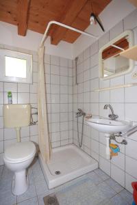 ein Bad mit einem WC und einem Waschbecken in der Unterkunft Secluded fisherman's cottage Krknata, Dugi otok - 397 in Žman