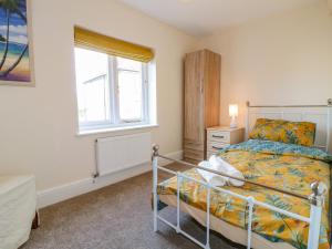1 dormitorio con cama y ventana en 7 The Green, en Lichfield