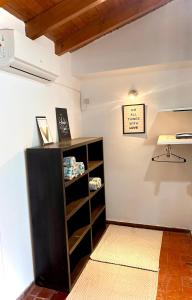 a shelf in the corner of a room at Hermosa Casa en el corazón de Chacras de Coria in Chacras de Coria