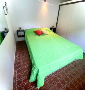 Tempat tidur dalam kamar di Hermosa Casa en el corazón de Chacras de Coria