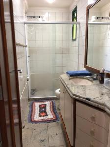 a bathroom with a shower and a sink and a toilet at Amplo apartamento em Guarapari com vistas pro mar in Guarapari