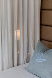una almohada sentada en una cama frente a una ventana en Horizon Hotel, en Ayr