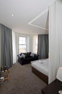 una camera d'albergo con letto e divano di Horizon Hotel ad Ayr