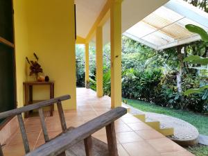un portico di una casa con panchina di Mira Olas Cabins a Pavones