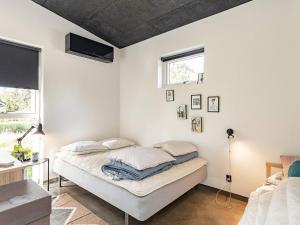- une chambre blanche avec un lit et une fenêtre dans l'établissement Holiday home Farsø XXIII, à Farsø