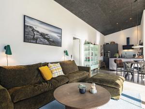 - un salon avec un canapé et une table dans l'établissement Holiday home Farsø XXIII, à Farsø