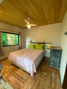 Postel nebo postele na pokoji v ubytování Casa aluguel Abraão ilha grande 4,Ar