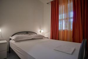 Posteľ alebo postele v izbe v ubytovaní Apartments by the sea Vinisce, Trogir - 18225