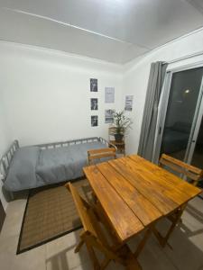 sala de estar con mesa de madera y sofá en Apartamento el dos en Chuy