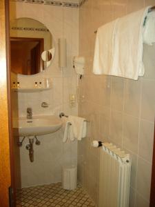 a bathroom with a sink and a mirror at Hotel Gasthof Vogelsang in Zellingen