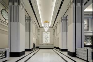 un couloir d'un bâtiment avec un lustre dans l'établissement KOKO HOTEL Premier Nihonbashi Hamacho, à Tokyo