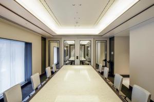 une salle de conférence vide avec des chaises et une grande fenêtre dans l'établissement KOKO HOTEL Premier Nihonbashi Hamacho, à Tokyo