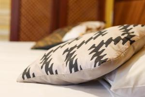 two pillows sitting on top of a bed at Hotel Vento Brasil in Paracuru