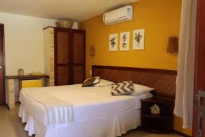 een slaapkamer met een bed en airconditioning bij Hotel Vento Brasil in Paracuru