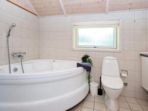 Koupelna v ubytování Holiday home Toftlund XLV + 16 fotografií